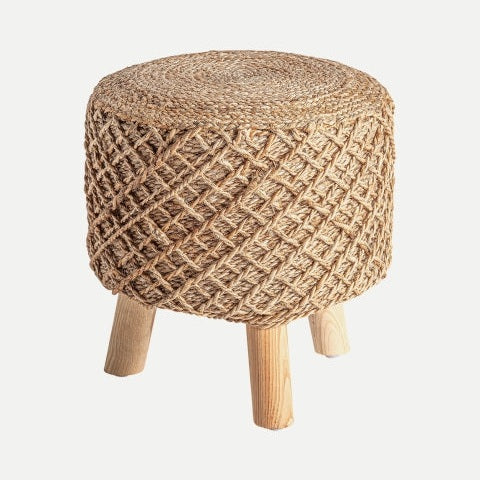 El reposapiés Gildeon Puff presenta un diseño redondo compacto con un asiento de yute tejido natural y tres patas de madera robustas.