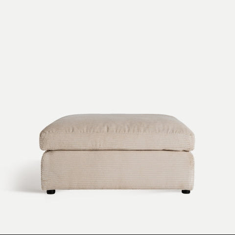 El Puff modular de poliéster en crema Klerken, con un diseño moderno, proporciona un asiento cómodo y se asienta elegantemente sobre un fondo liso.