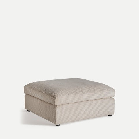 El puf modular de poliéster en crema Klerken es un puf rectangular beige con una superficie suave y acolchada que personifica el diseño moderno. Ideal para cualquier habitación, ofrece un asiento cómodo sobre un fondo claro, combinando estilo y comodidad.