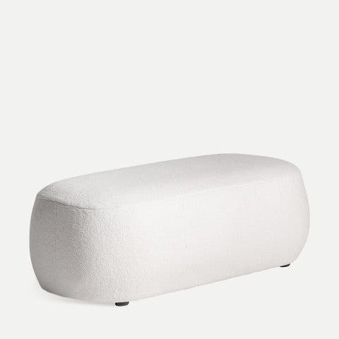 El Puff tapizado en algodón bouclé Winsum es un otomano blanco sencillo, rectangular, con bordes redondeados y elaborado en algodón bouclé blanco, ideal para realzar la decoración del hogar.