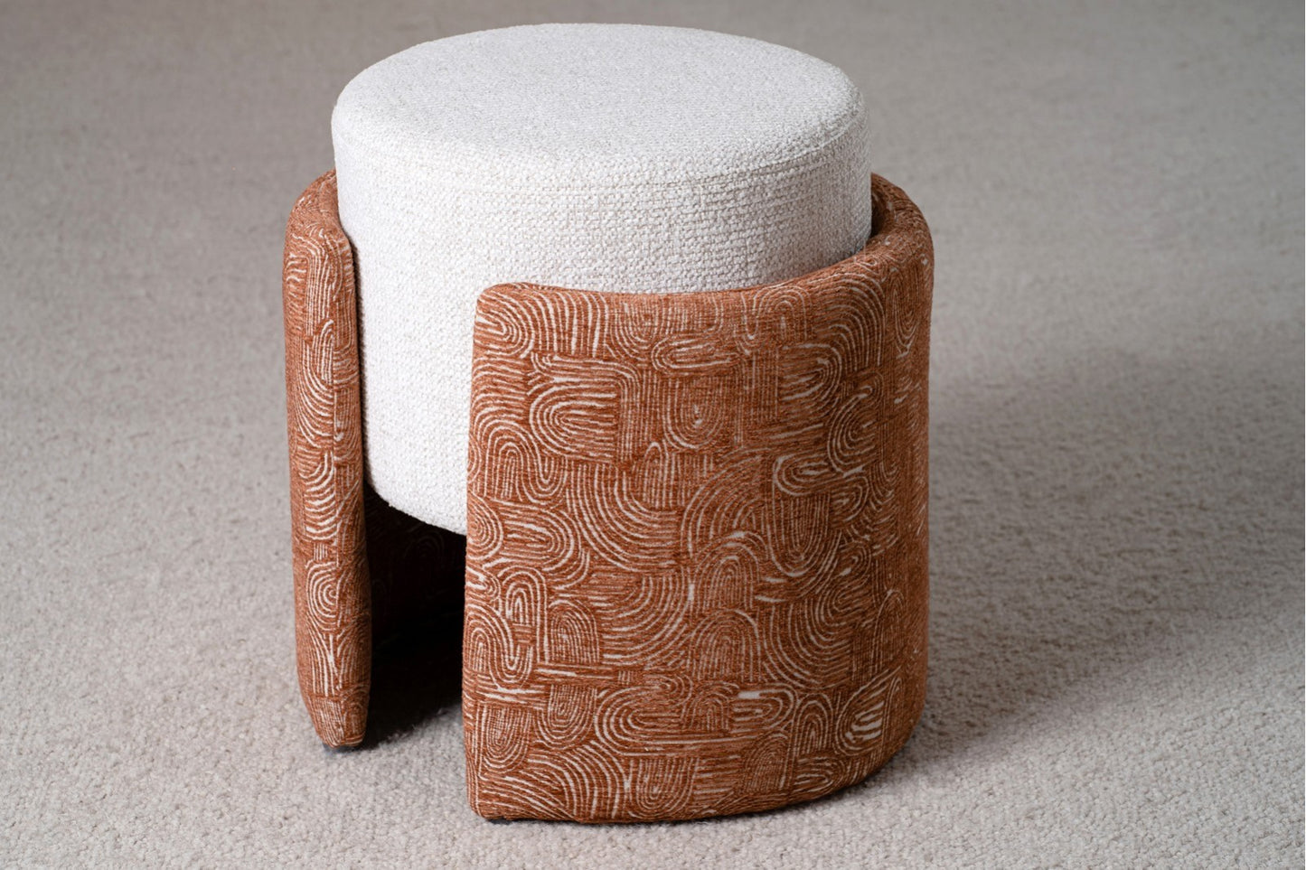 El set de 2 pufs redondos MINIA, tapizados en marfil y teja, de 42,5×41×45 cm y estilo contemporáneo, aportan un toque bicolor elegante a cualquier ambiente.