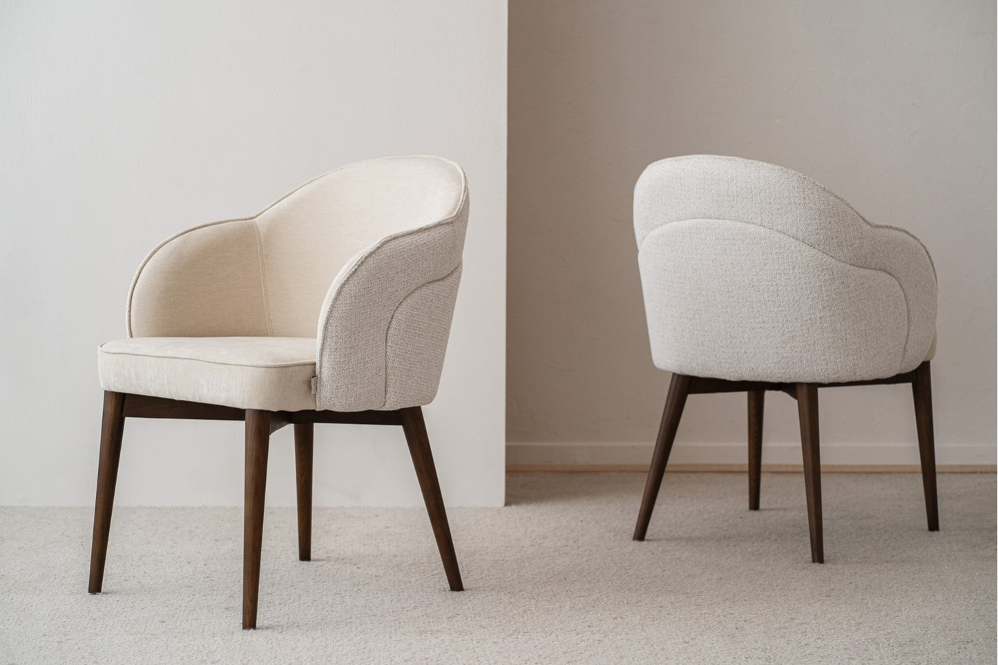 El set de 2 sillas de comedor ROMA, tapizadas en marfil con brazos y patas de madera nogal (55×60×83 cm), añade un toque contemporáneo y elegante a cualquier espacio.