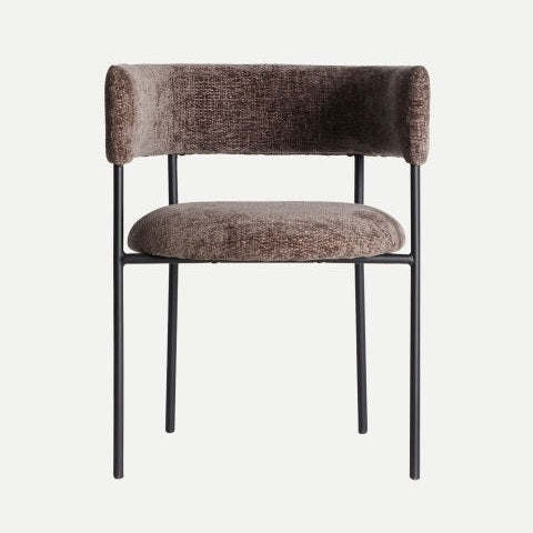 La silla de comedor tapizada en poliéster marrón Allenc muestra elegancia moderna con su asiento acolchado marrón y apoyabrazos tubulares sobre un elegante marco de metal negro, fotografiado de frente contra un fondo claro.