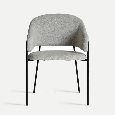 Presentamos la Silla de comedor en poliéster y metal Bikal: una moderna silla tapizada en gris claro con respaldo curvo y patas finas de metal negro, perfecta para agregar encanto y carácter vintage a su espacio.