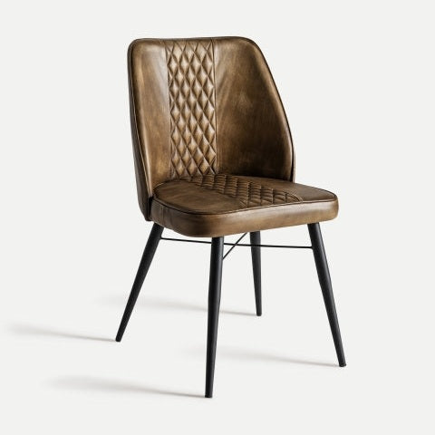 La silla de comedor de piel y metal Brouse es de cuero marrón y presenta costuras con diseño de rombos en el asiento y el respaldo, sostenida por cuatro patas de metal negro. Su estilo industrial combina cuero de alta calidad con una durabilidad moderna.