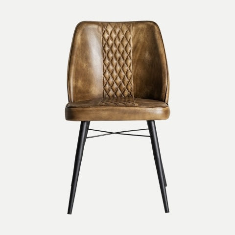 Conoce la silla de comedor de piel y metal Brouse: una silla de piel marrón con costuras en forma de rombo, asiento acolchado y patas de metal negro. Aporta un encanto industrial y es perfecta para cualquier espacio moderno gracias a su calidad superior.