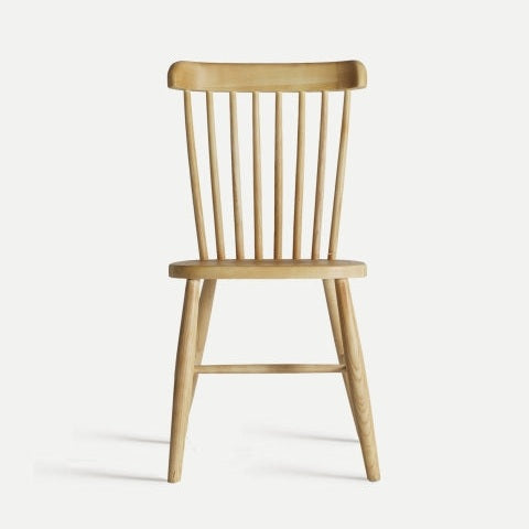 La silla de comedor en madera de olmo EIDE presenta un diseño rústico con respaldo de listones verticales y cuatro patas robustas, fabricadas en madera de olmo resistente. Elegantemente presentada sobre un fondo blanco liso, es el complemento perfecto y encantador para cualquier comedor.