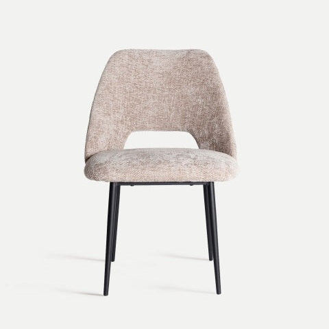 La Silla de comedor moderna, tapizada en beige con patas en madera Leynhac, rezuma diseño moderno. Perfecto tanto para ambientes informales como formales, combina comodidad con elegancia intemporal, lo que lo convierte en una opción ideal para cualquier interior.