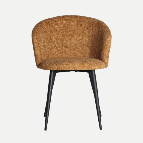 La silla de comedor tapizada con reposabrazos de hierro Limoux es una silla marrón con respaldo redondeado que complementa cualquier comedor moderno. Sus patas de metal negro ofrecen un soporte robusto y una comodidad excepcional sobre un fondo claro.