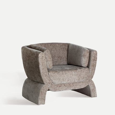 Un moderno Sillón tapizado Beichle en gris texturizado con un diseño cuadrado y apoyabrazos elegantemente curvados se destaca sobre un fondo blanco liso, resaltando su elegante artesanía.