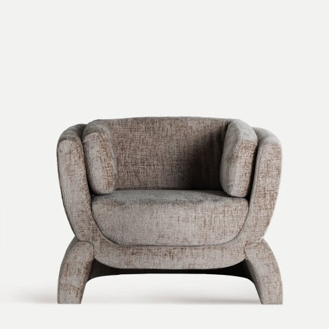 El Sillón tapizado Beichle es un sillón tapizado en gris lujoso con un diseño moderno, que presenta apoyabrazos curvos y una base resistente de madera de eucalipto, sobre un fondo blanco liso.