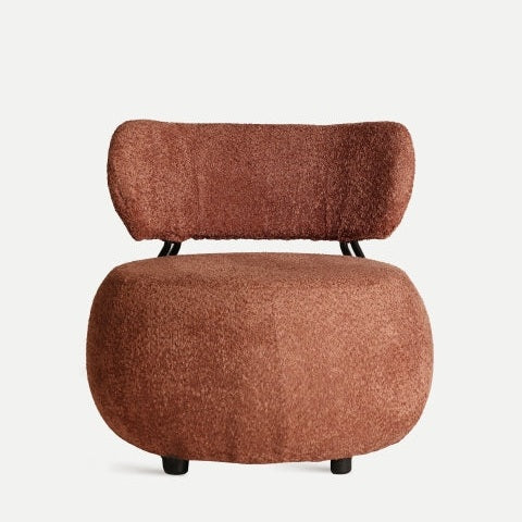 Un sillón marrón tapizado en bouclé Valence con un asiento ancho y redondeado y un respaldo curvo en suave algodón bouclé se exhibe sobre un fondo blanco liso.