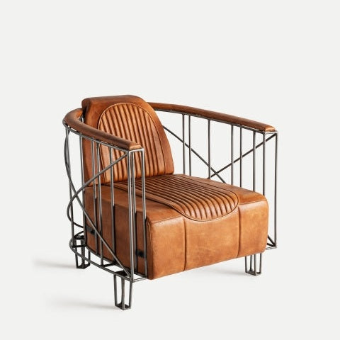 Sillón de cuero marrón con diseño moderno, estructura de metal y asiento acanalado. El "Sillón en piel marrón estilo industrial Chaize" presenta intrincados detalles en los laterales y el respaldo, combinando elegancia y comodidad.