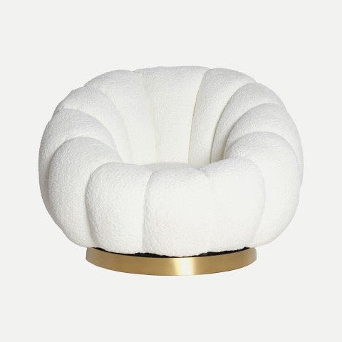 El sillón giratorio de algodón bouclé Crest es una silla redonda de felpa blanca que presenta un diseño festoneado y una base dorada.