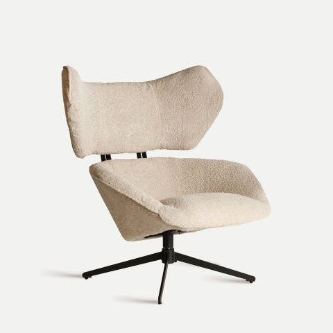 El sillón giratorio de algodón bouclé Privas, un moderno sillón tapizado en beige con respaldo alto y patas de metal negro, destila estilo art déco mientras se yergue elegantemente sobre un fondo blanco liso.