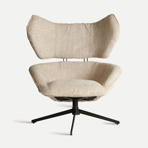 El Sillón giratorio beige de felpa en algodón bouclé Privas cuenta con un respaldo alto y un asiento ancho para brindar elegancia y comodidad, mientras que su base de metal negro agrega estilo art deco sobre un fondo simple.