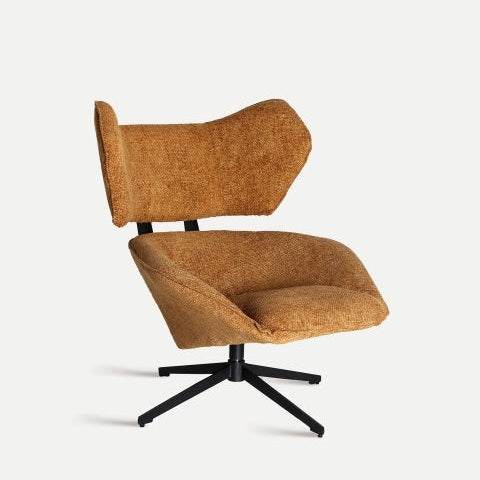El Sillón giratorio en poliéster y hierro Privas es un sillón moderno de tela marrón con diseño elegante, que presenta un diseño curvo único, base giratoria de metal negro y respaldo en ángulo para un confort excepcional.