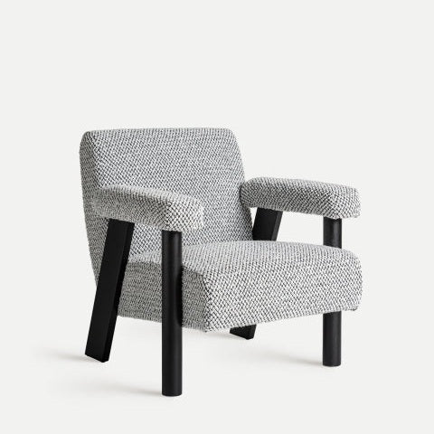 El sillón de algodón bouclé y madera Liester presenta un diseño moderno con su tejido bouclé gris y sus elegantes patas angulares negras.