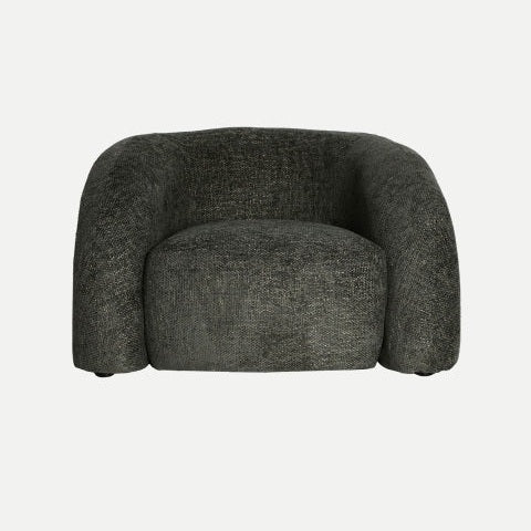 El Sillón tapizado verde Sournia es un sillón de felpa gris oscuro con brazos redondeados y un asiento bajo y ancho que ofrece una comodidad única. Complementa a la perfección cualquier fondo claro y presenta una exquisita combinación de diseño moderno.