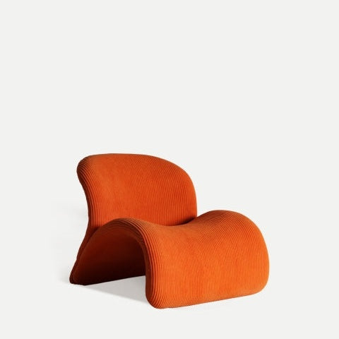 El Sillón moderno tapizado naranja Vianne N es un impactante sillón moderno en naranja, con un diseño ondulado y escultural sobre un fondo blanco liso. Su diseño ergonómico combina estilo y comodidad, perfecto como pieza central para cualquier espacio contemporáneo.