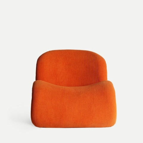 El Sillón moderno tapizado naranja Vianne N luce un vibrante tono naranja, textura acanalada y un diseño moderno y elegante. Su exquisito diseño ergonómico ofrece estilo y comodidad, lo que lo hace perfecto para cualquier espacio.