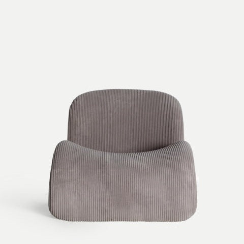 Presentamos el Sillón moderno tapizado gris Vianne, un sillón de tela acanalada de color gris con un diseño curvo moderno y un toque Art Decó sobre un fondo claro y liso.