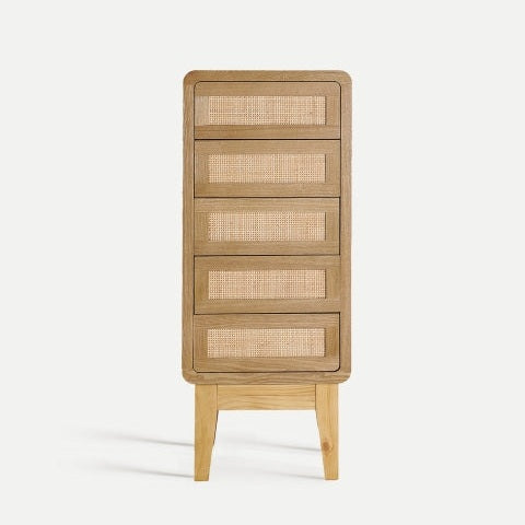 La cómoda en madera rústica Doazit cuenta con cinco paneles rectangulares de tejido de ratán, perfecta para organizar el dormitorio y sumar un toque contemporáneo. Se eleva sobre cuatro patas frente a un fondo sencillo.