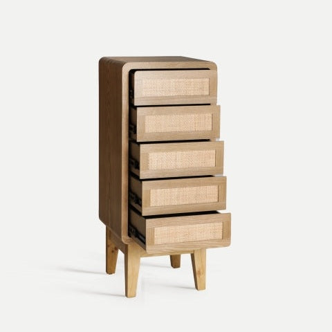 La cómoda en madera rústica Doazit, con cinco cajones abiertos y cuatro patas, es ideal para organización de dormitorio y aporta un toque distintivo a espacios de diseño contemporáneo.