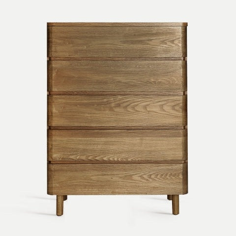 La cómoda en madera DM marrón Hoek, con cinco cajones y diseño contemporáneo sobre cuatro patas cortas, se exhibe contra un fondo sencillo.