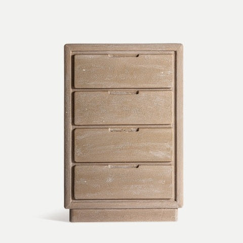 La Cómoda en DM y madera Werle es una cómoda rústica de cuatro cajones con un acabado texturizado en marrón claro y manijas empotradas minimalistas.