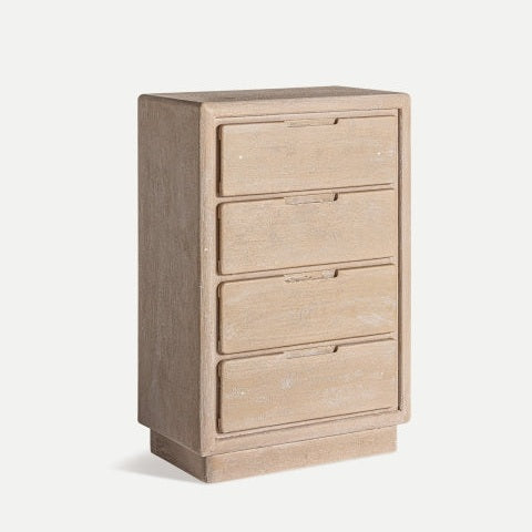 La cómoda en DM y madera Werle es una cómoda de madera clara con cuatro cajones, tiradores empotrados y un diseño cuadrado simple, que se muestra sobre un fondo liso.