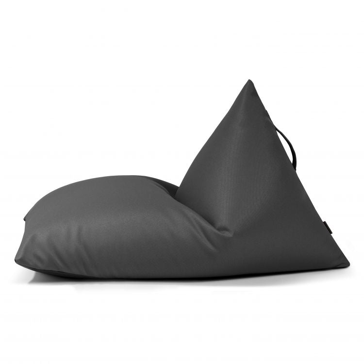 El puff infantil Bean bag RAZZY PROFUSE, de tejido ignífugo extrasuave (75×110×65 cm), presenta un moderno diseño triangular gris oscuro con asa y ofrece un asiento ergonómico para los niños, mostrado sobre fondo blanco.