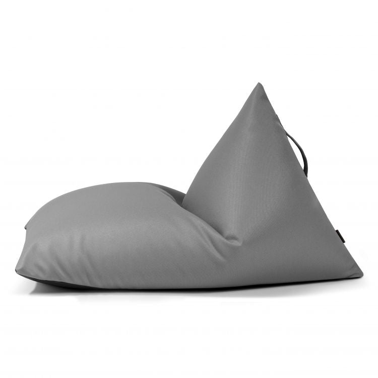 Un Bean bag puff infantil de tejido ignífugo extra suave 75×110×65 cm RAZZY PROFUSE gris, visto de lado, con asa trasera y asiento ergonómico inclinado, ideal para una habitación infantil moderna.