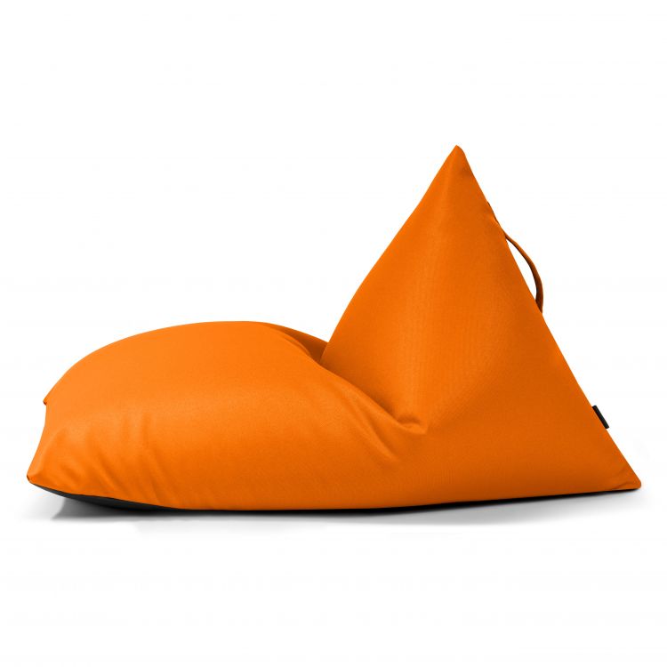 El puff infantil RAZZY PROFUSE es un moderno sillón triangular de color naranja brillante con asa, fabricado en tejido ignífugo extrasuave (75×110×65 cm), ideal para dormitorios infantiles y que se muestra sobre un fondo blanco liso.