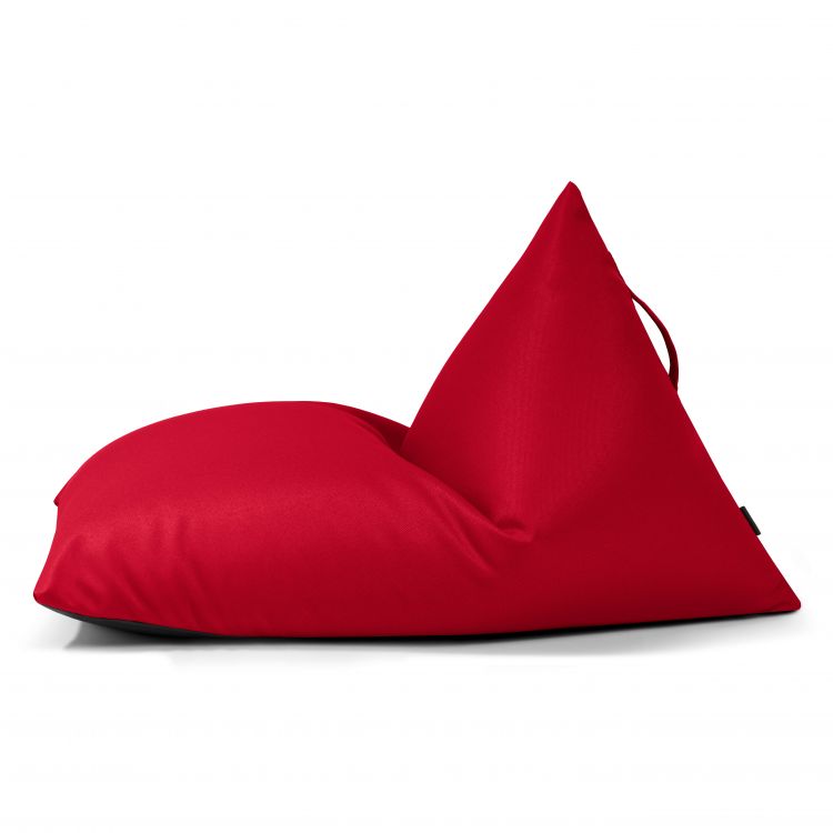 Vista lateral sobre fondo blanco del RAZZY PROFUSE: un puff puff infantil triangular de color rojo vivo, fabricado en tejido extra suave e ignífugo (75×110×65 cm), con asiento bajo y respaldo puntiagudo, ideal para dormitorios modernos.