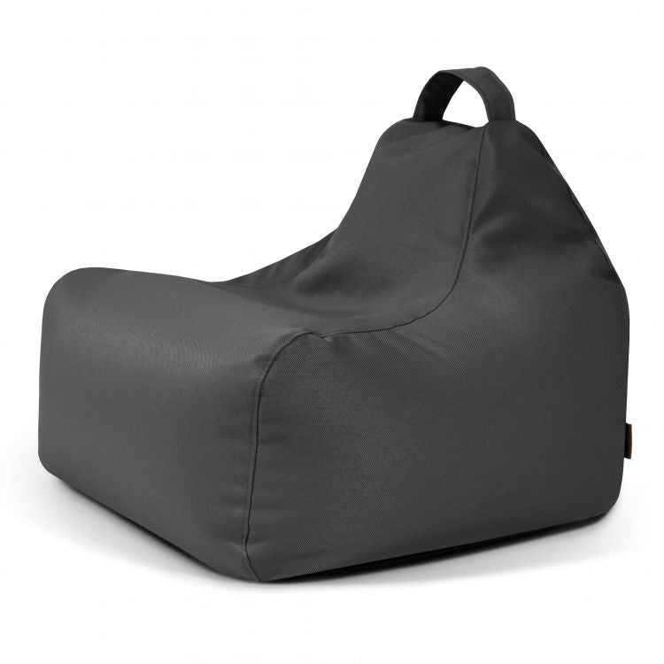 El Bean bag Game Profuse - resistente al fuego es un puff ergonómico de color gris oscuro con un respaldo estructurado y un asa superior, que se presenta sobre un fondo blanco.