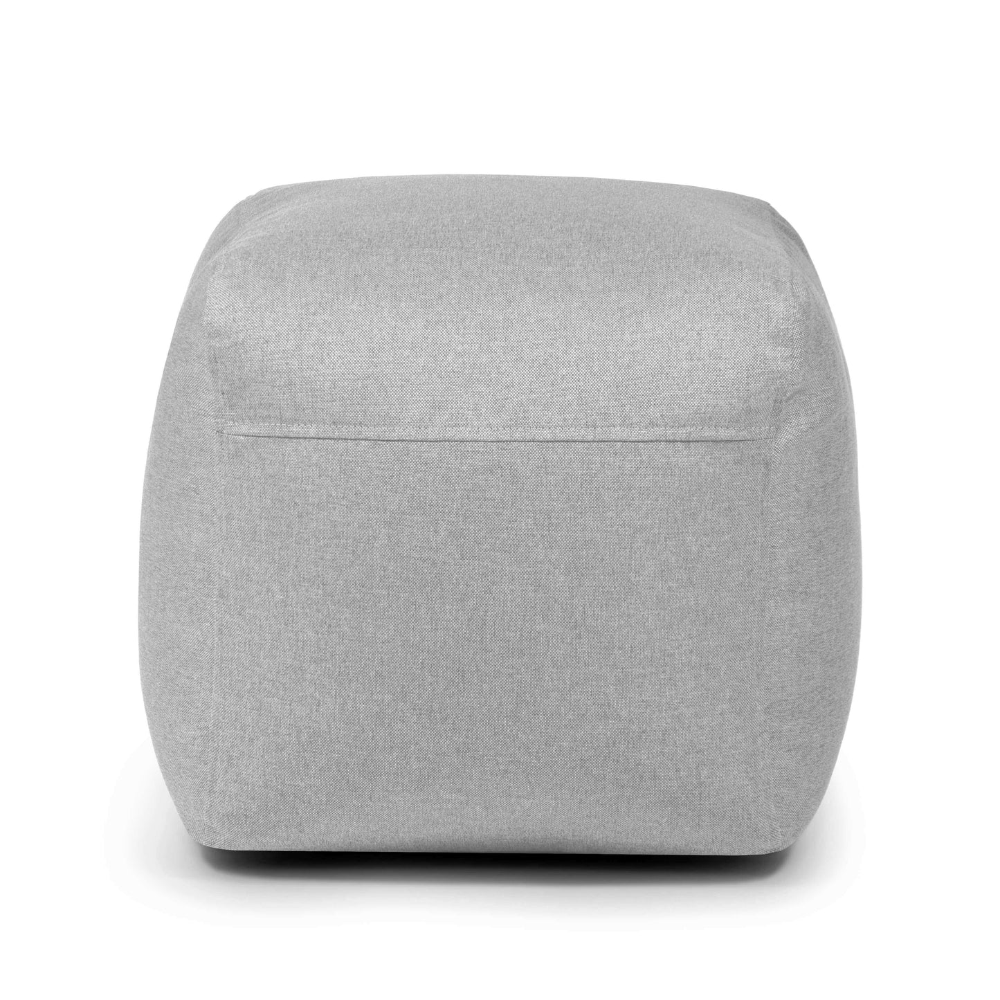 El Pouf cuadrado de tela suave lavable PLUS 50 NORDIC (50×50×35 cm), moderno, en gris claro, es ideal como asiento adicional en dormitorio o salón. Se muestra de frente sobre fondo blanco, con diseño tipo cubo.