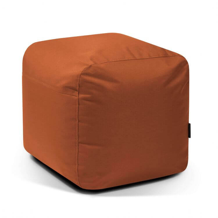 Un pouf cuadrado de tela impermeable brillante, modelo PLUS 50 OX (50×50×35 cm), en color óxido y bordes redondeados, sobre fondo blanco; moderno y cómodo, ideal para exteriores.