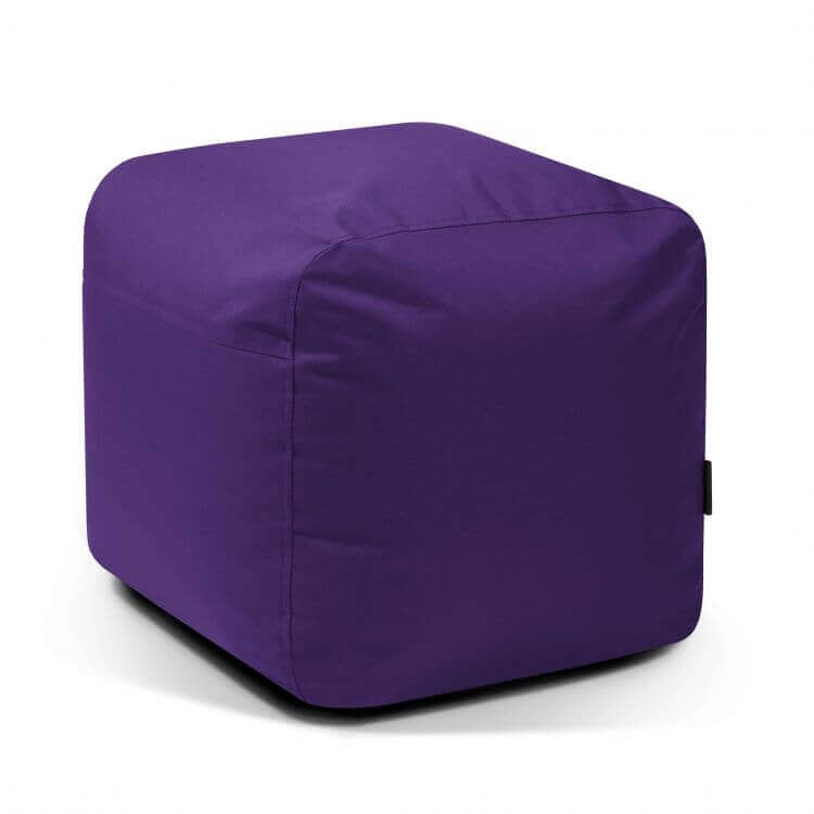 El Pouf cuadrado de tela impermeable brillante 50×50×35 cm PLUS 50 OX es un moderno y cómodo asiento en forma de cubo con una duradera funda de tela, perfecto para uso exterior y que se muestra sobre un fondo blanco liso.