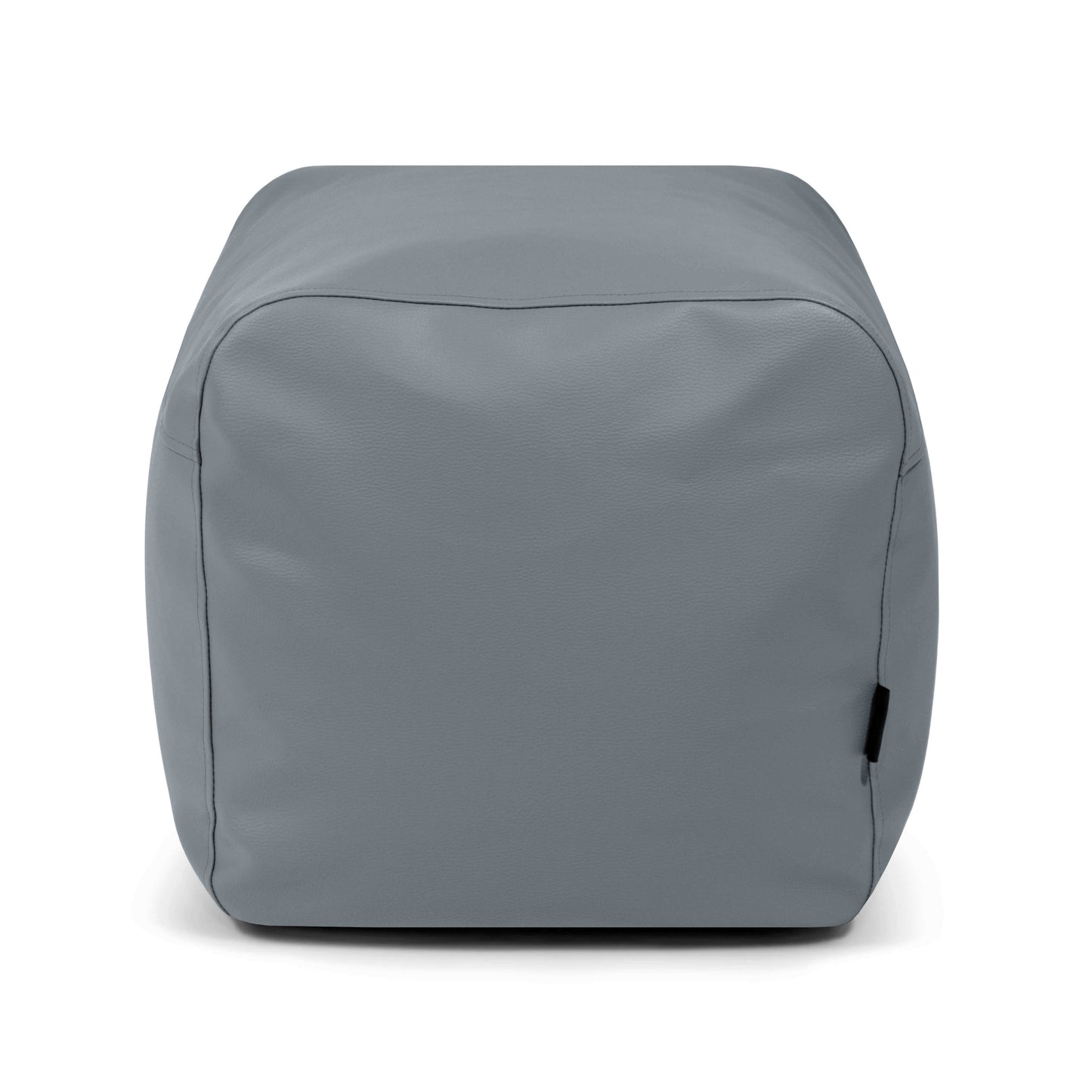 El Pouf Plus 50 Outside, un puf otomano gris con forma de cubo diseñado para uso exterior, proporciona un asiento cómodo y sirve como mobiliario versátil para cualquier espacio.