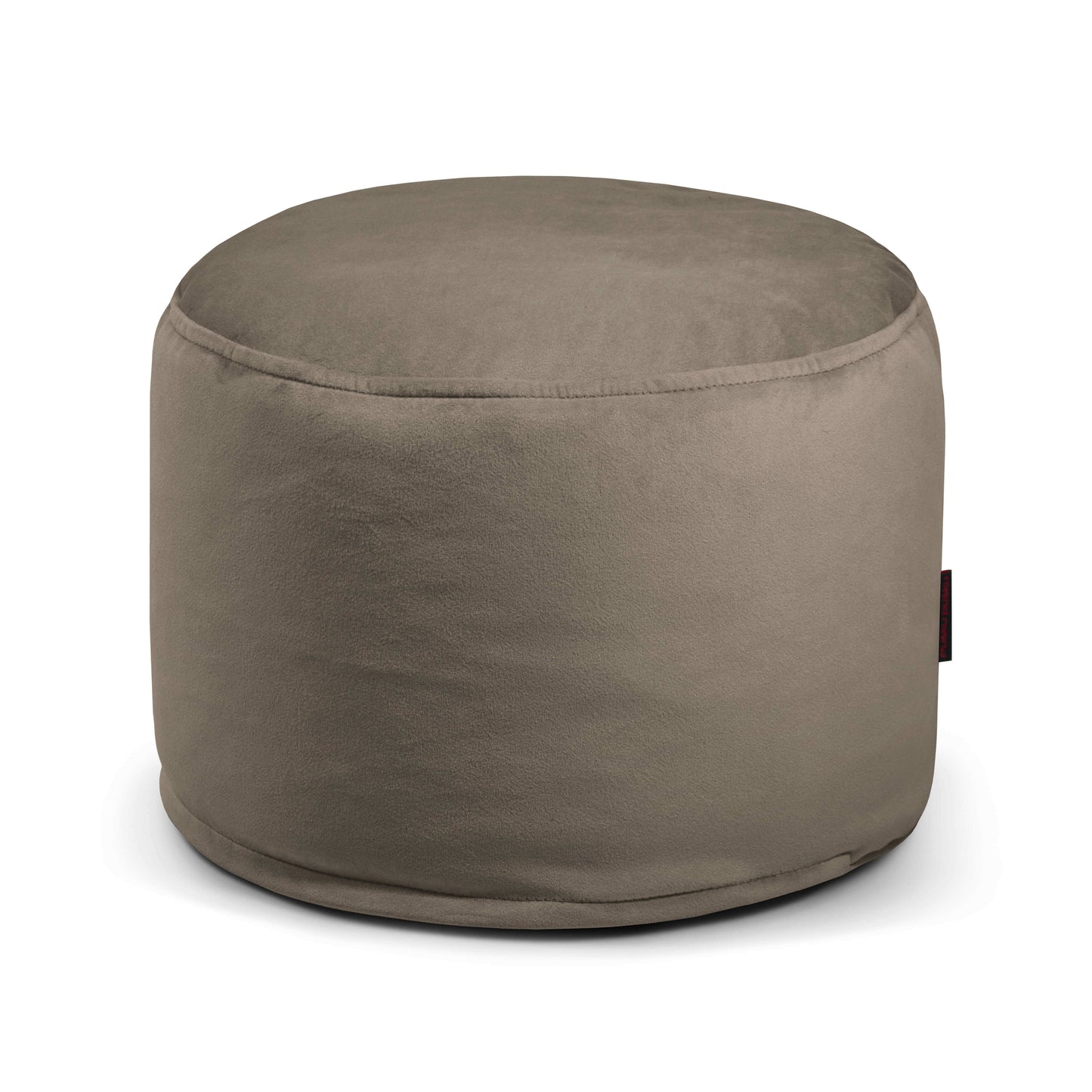 El Puff redondo de terciopelo 40×40×30 cm - compacto - dormitorio o salón - MINI BARCELONA presenta una superficie lisa y una costura en el borde superior, ideal como cómodo asiento adicional sobre un fondo blanco.