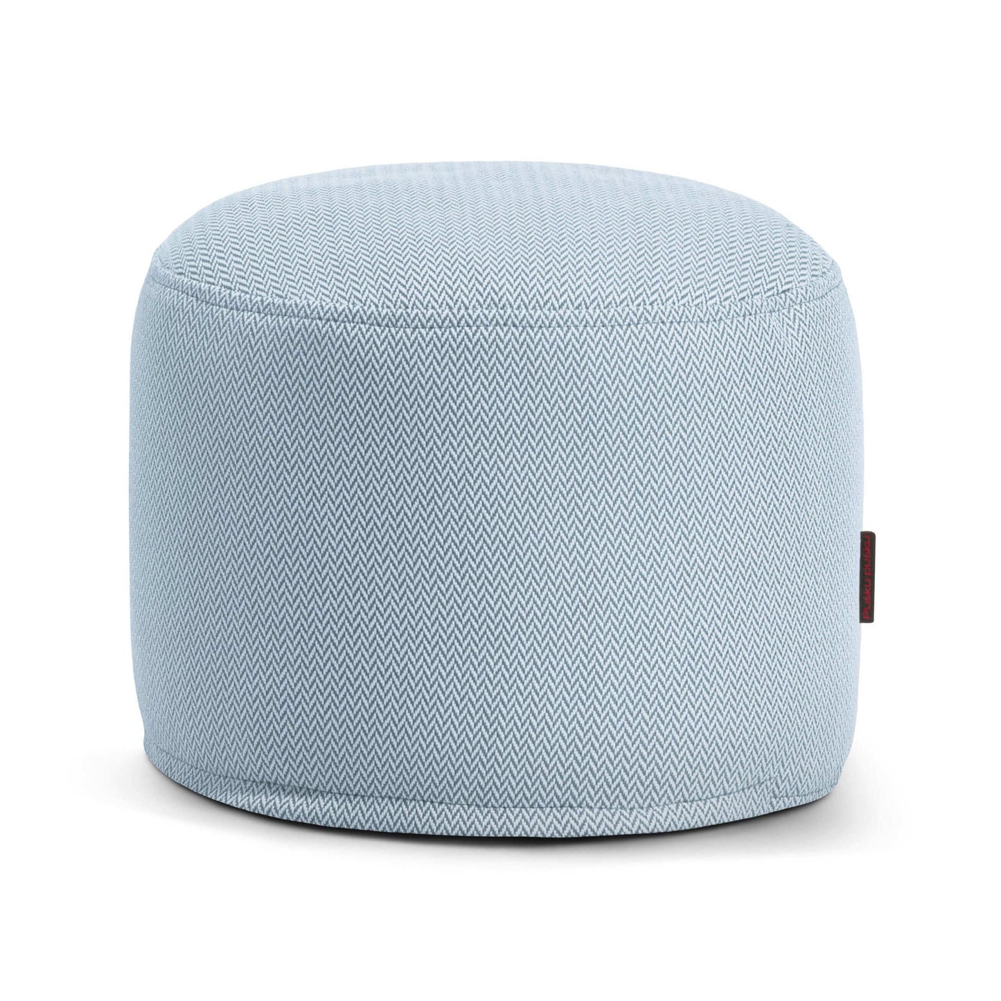 El puf Mini Canaria - uso exterior es un puf de exterior redondo de color azul claro con un sutil dibujo de espiga, fabricado con tejido extrasuave y provisto de una pequeña etiqueta lateral.