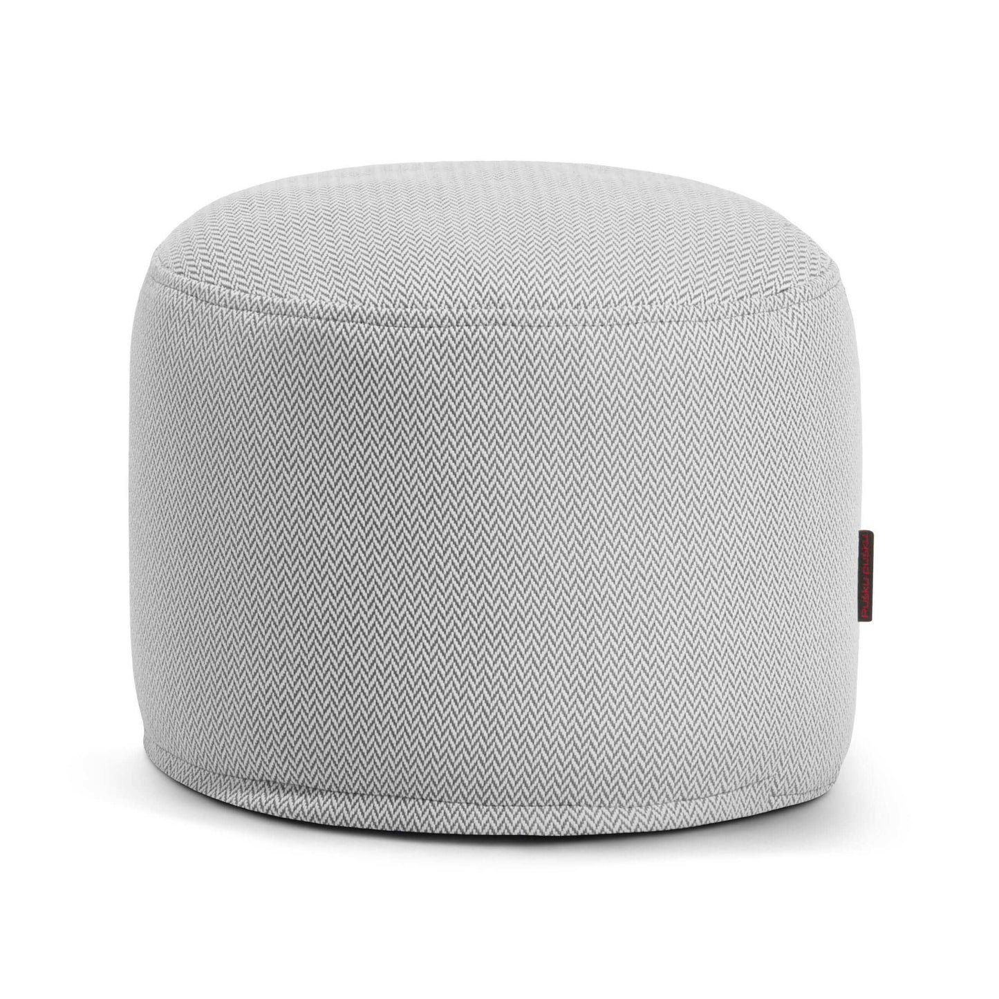 El Pouf Mini Canaria - uso exterior es una otomana redonda de color gris claro con tejido extrasuave y sutil dibujo de espiga, que proporciona un asiento cómodo y es ideal para uso exterior cuando se ve de frente sobre un fondo blanco.