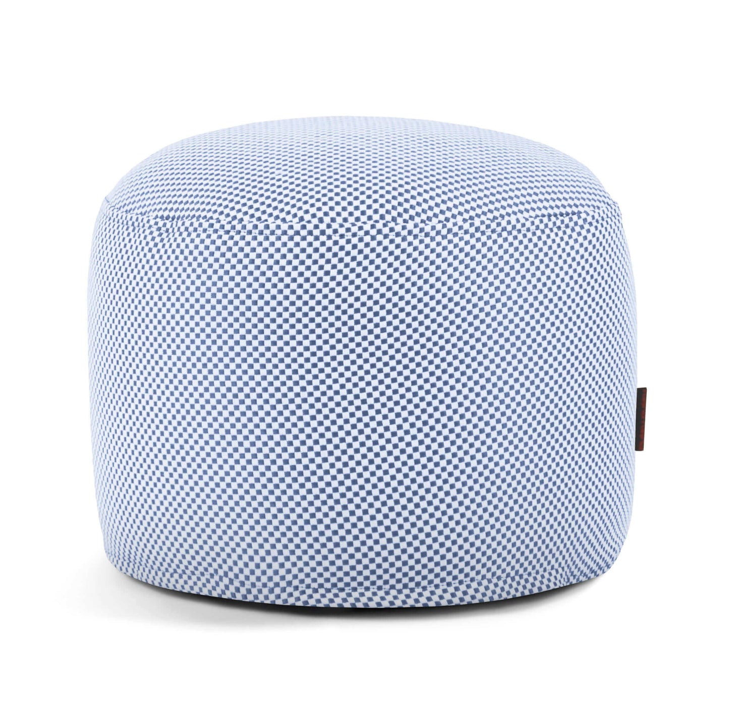 El puf Mini Capri Impermeable - Uso Exterior, que se muestra en tela a cuadros azules y blancos sobre un fondo blanco, añade un estilo encantador y durabilidad al aire libre a cualquier espacio.
