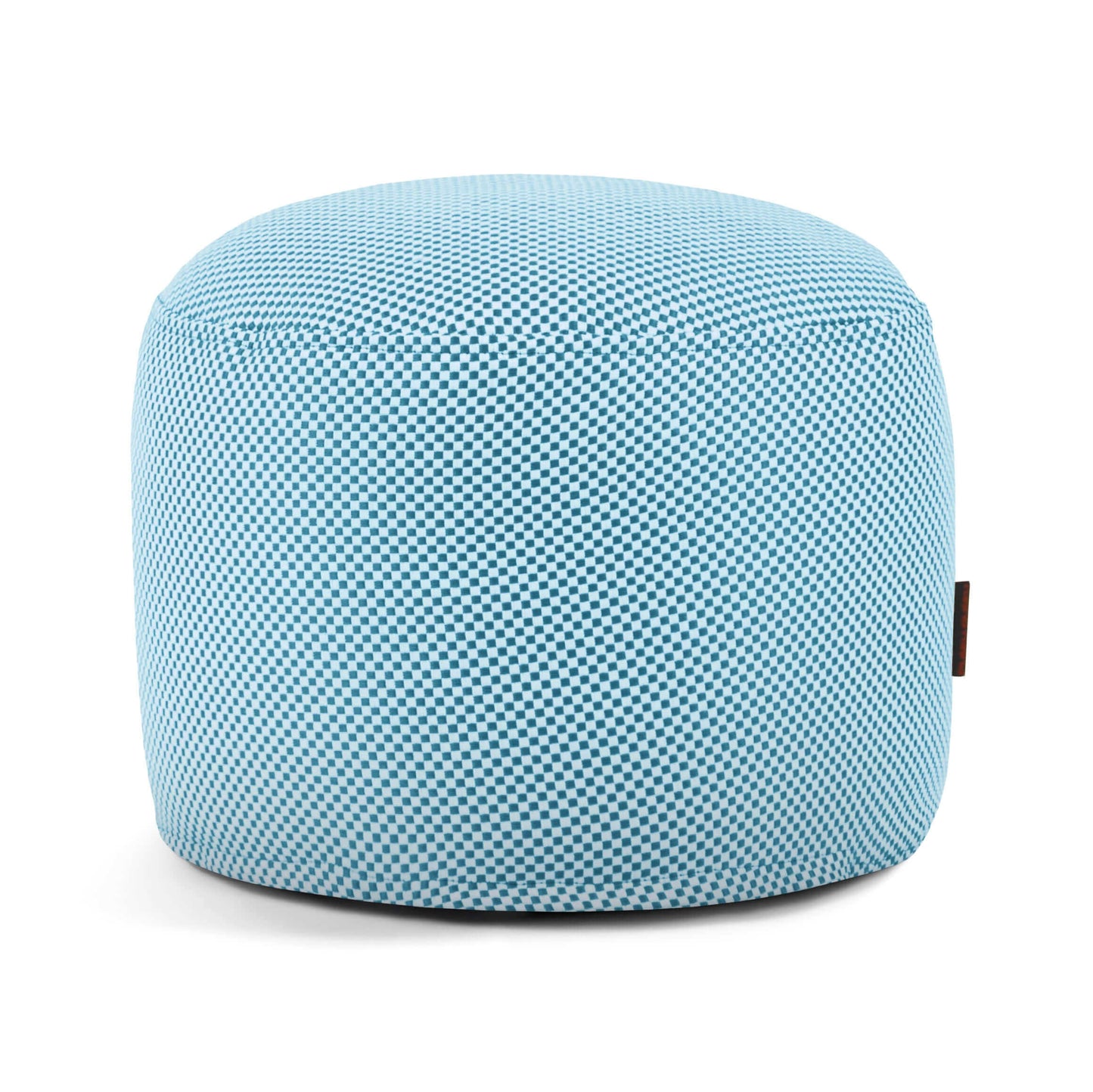 El puf Mini Capri Impermeable - Uso Exterior es un puf compacto redondo de color azul claro con una superficie de tela texturizada, diseñado para uso exterior y presentado sobre un fondo blanco.
