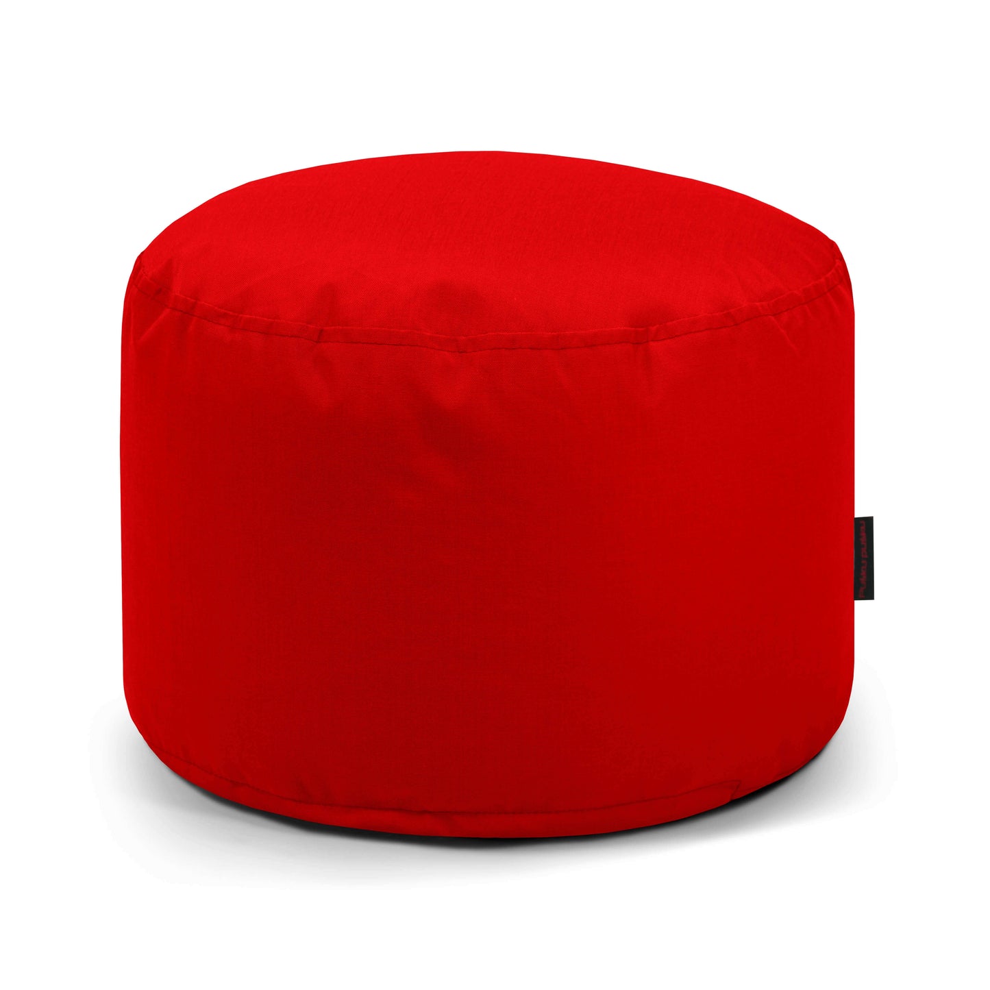 El Pouf Mini Colorin - uso exteriores es un puf redondo de color rojo vivo, fabricado con tejido certificado OEKO-TEX y una pequeña etiqueta lateral negra, que ofrece un asiento compacto y versátil sobre un fondo blanco.