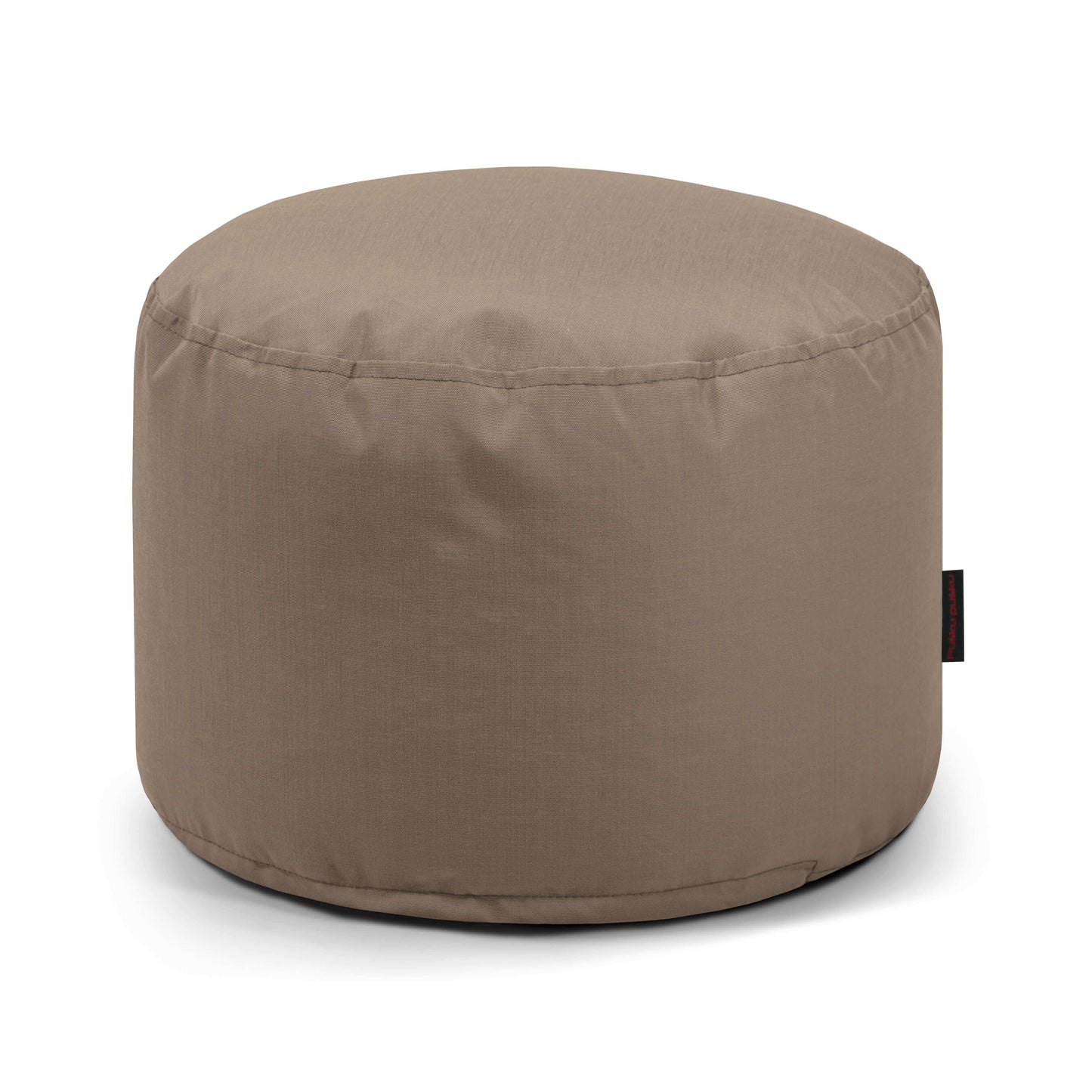 El Pouf Mini Colorin - uso exteriores es un puf redondo de color marrón claro con un suave tejido certificado OEKO-TEX, que ofrece un asiento compacto y versátil, mostrado sobre un fondo blanco.