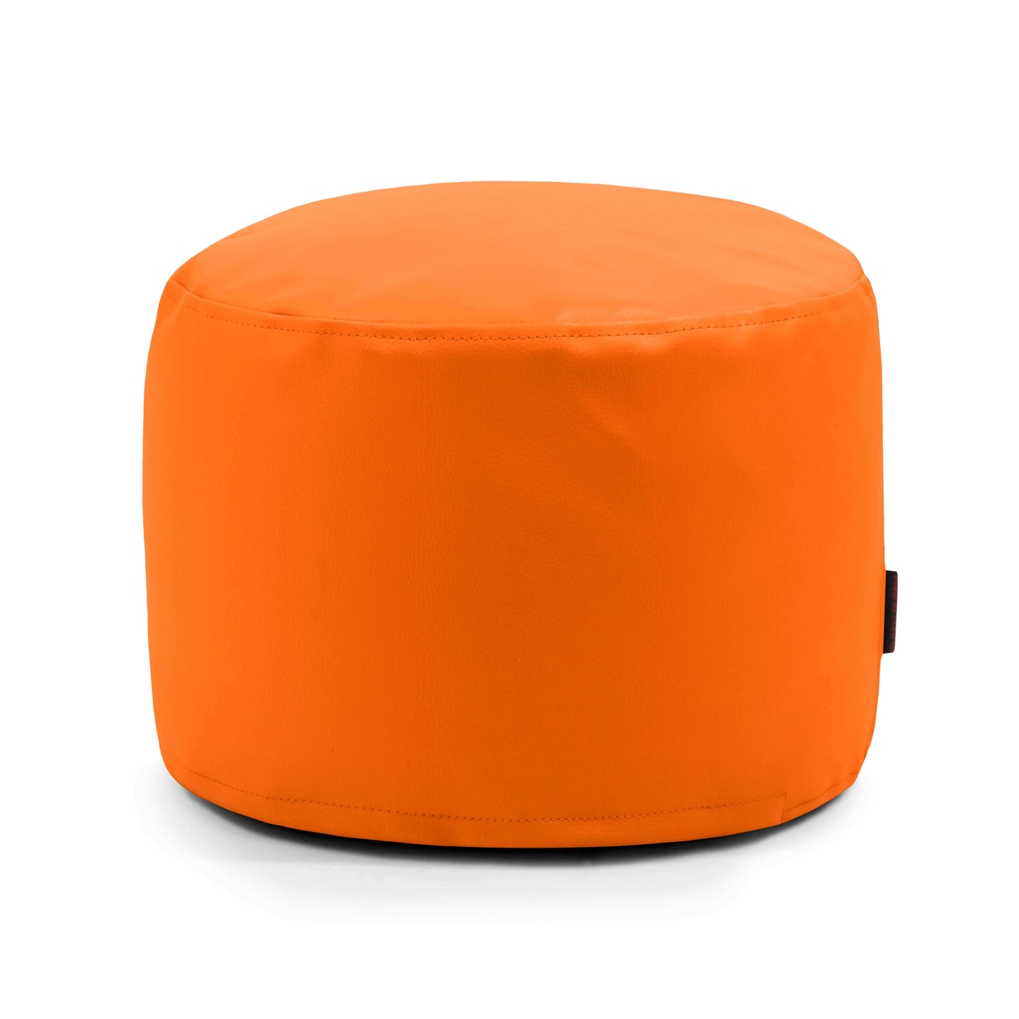 El Pouf Mini Outside - uso exterior es una otomana redonda, de color naranja e impermeable, con superficie lisa y etiqueta lateral, perfecta para espacios infantiles y para añadir un toque juguetón a cualquier fondo blanco.