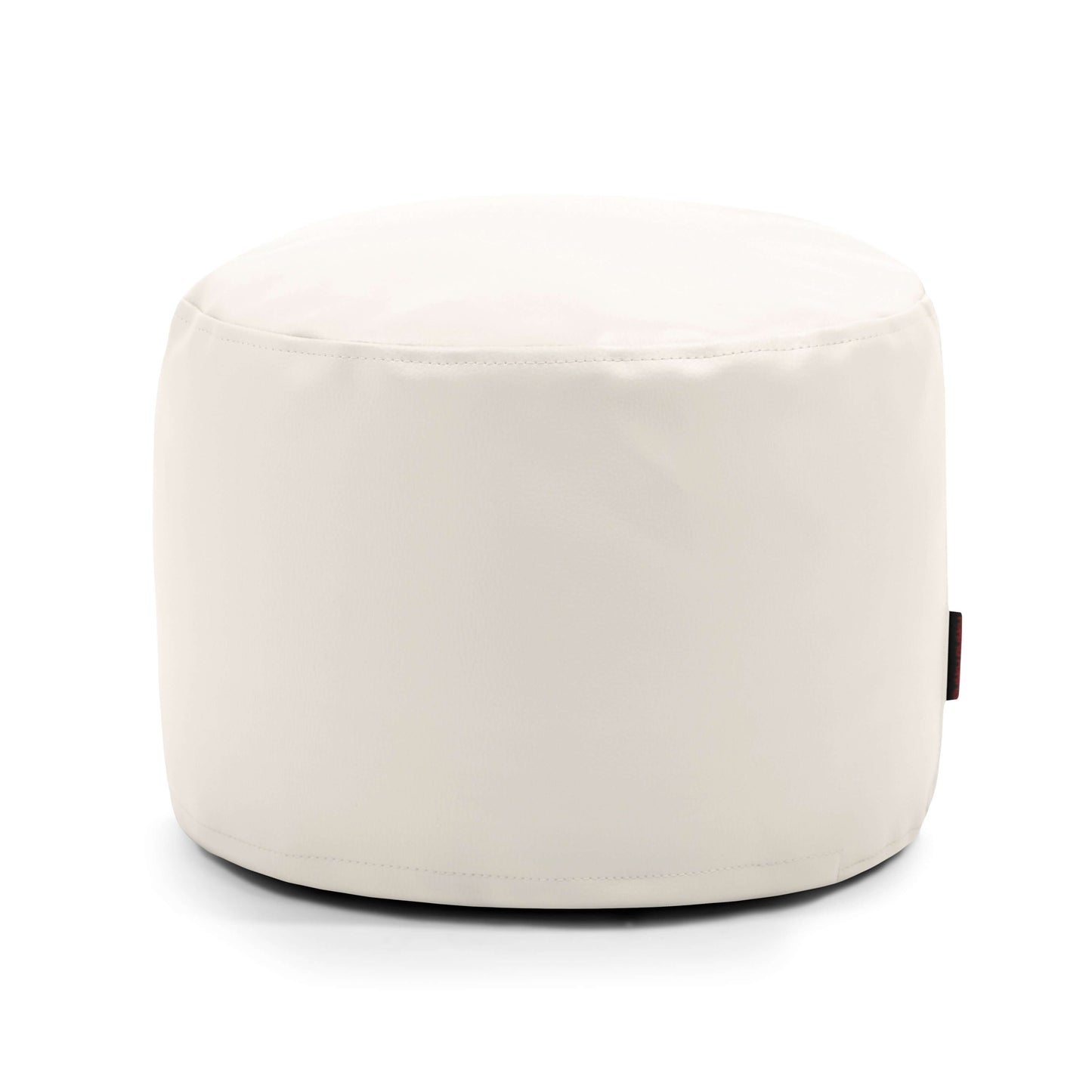 El Pouf Mini Outside - uso exterior es una otomana redonda de tela blanca con superficie lisa e impermeable y etiqueta lateral, ideal como asiento compacto impermeable para niños y que combina estilo y funcionalidad.