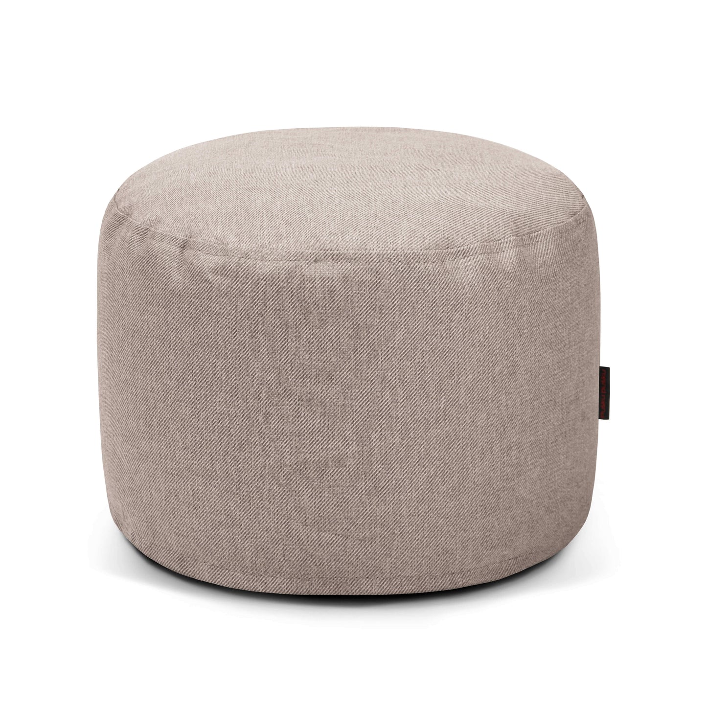 El Pouf Mini Riviera - uso exterior es una otomana redonda de color beige claro con tejido liso certificado OEKO-TEX y sin patas visibles, que se muestra sobre un fondo blanco, perfecto como asiento versátil para cualquier espacio exterior moderno.